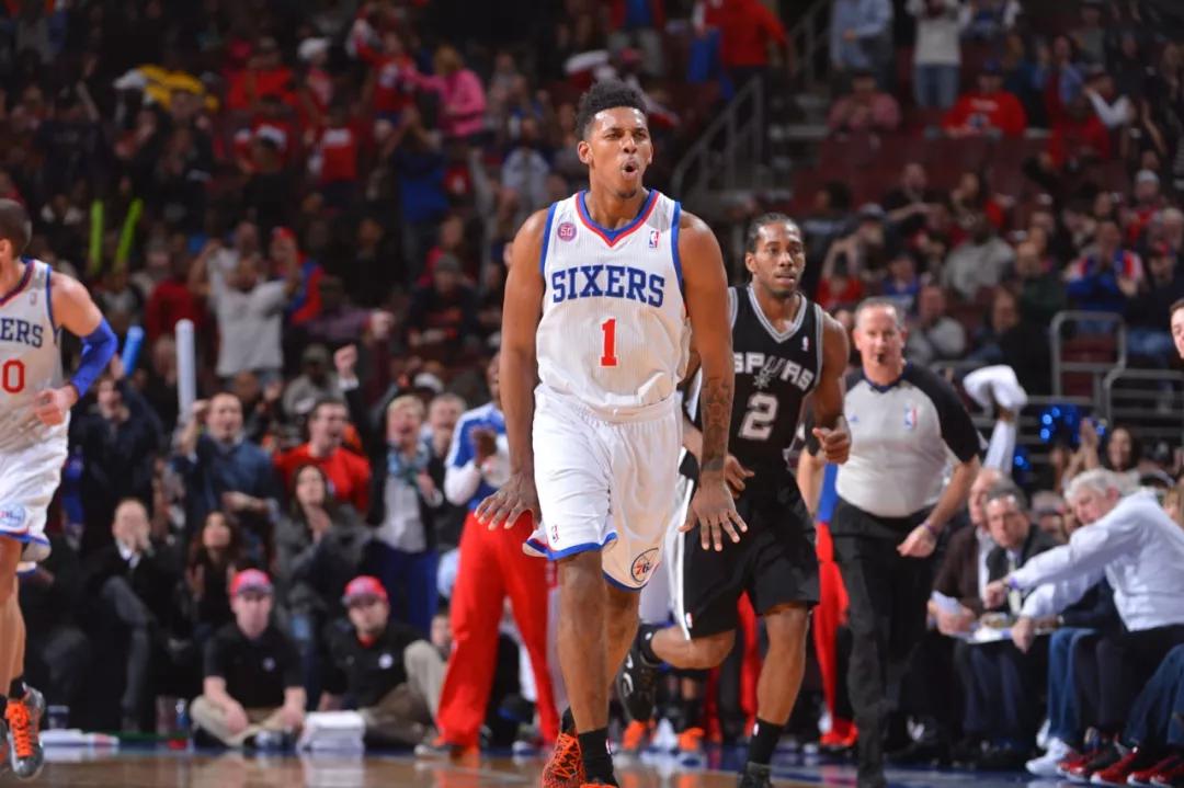 拉拉维亚晒照庆祝客场之旅结束（拉拉维亚晒照庆祝客场征程收官）