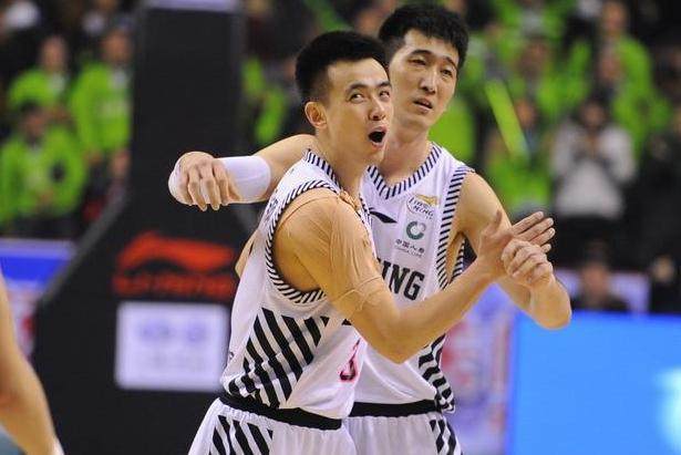 佳夫：作为后卫单场比赛进俩球不常见；沃尔特马德是顶级前锋（佳夫：后卫单场梅开二度少见；沃尔特马德是顶级前锋）