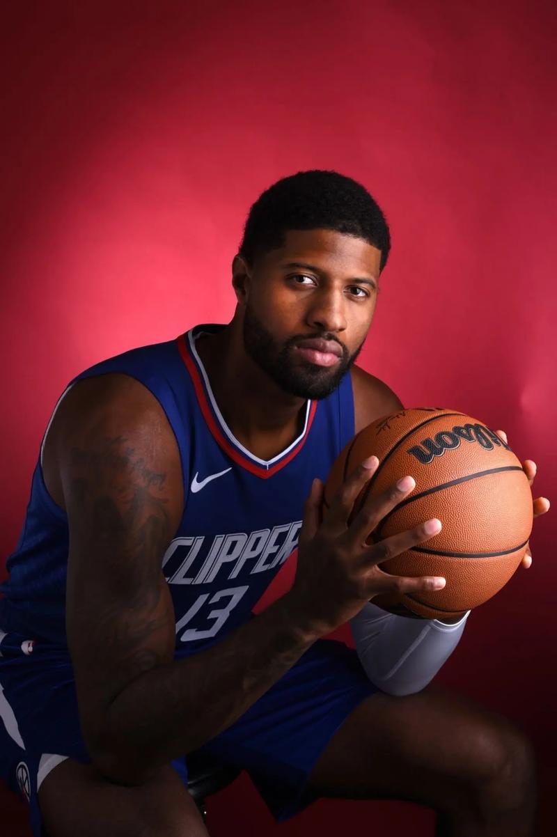 里夫斯14分7助攻＆艾顿10分，湖人半场轰出67分（里夫斯14分7助攻、艾顿10分，湖人半场轰下67分）