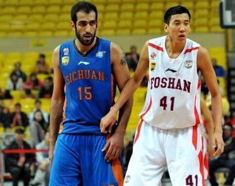 艾顿称自己是防守支柱！雷迪克：防守端他确实发挥了重要作用（艾顿自称防守中流砥柱，雷迪克：他在防守端作用明显）