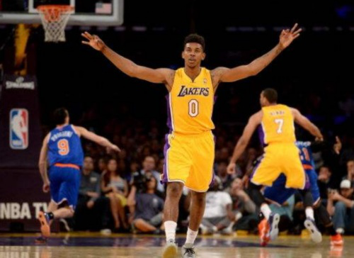 泰山磐石迎来青春风暴 鲁沪将士抵达力明备战围甲（青春风潮席卷泰山磐石，鲁沪将士会师力明备战围甲）