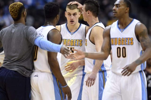 有惊无险，小麦和孔蒂所乘飞机警告灯误报导致飞机迫降（虚惊一场：小麦与孔蒂所乘航班因警示灯误报紧急降落）