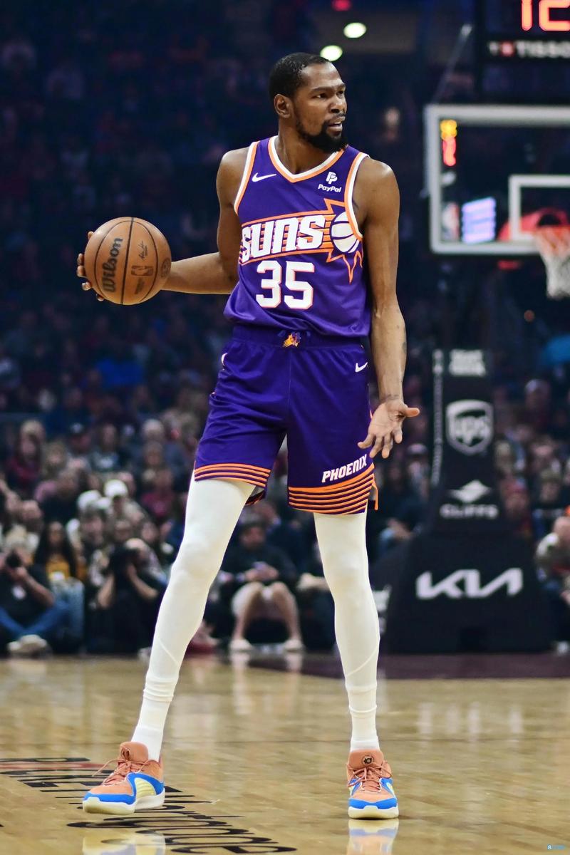 罗马诺：内马尔专注于帮桑托斯保级，但可能考虑1月自由转会（罗马诺：内马尔当下全力助桑托斯保级，或考虑一月以自由身离队）