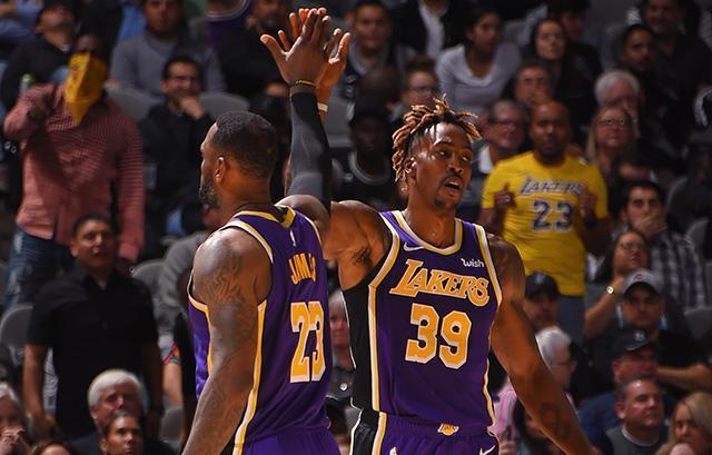 球员受伤倒地，全队围上去（球员倒地受伤，全队纷纷围拢）